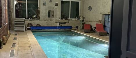 Piscine couverte, cabanons gratuits, parasols de plage