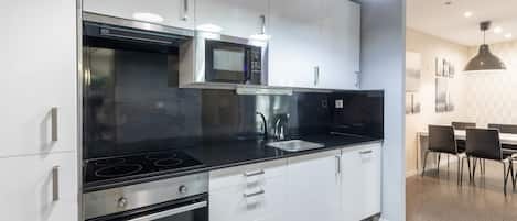 Family Studio | Private kitchen | Fridge, microwave, stovetop, cookware/dishes/utensils