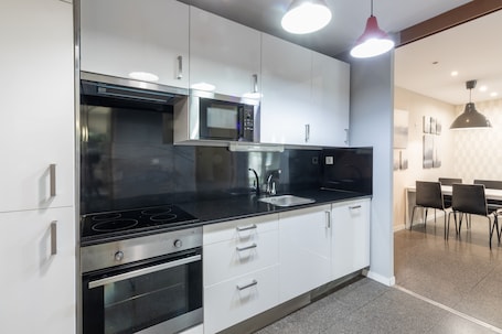 Refrigerador, microondas, placa de cocina, utensilios de cocina