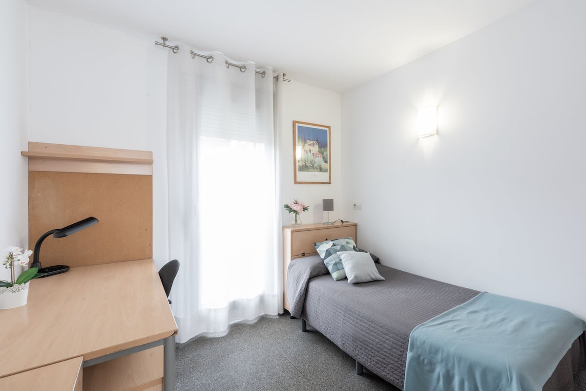Studio | Desk, laptop workspace, iron/ironing board, free cribs/infant beds