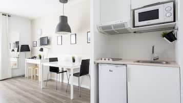Estudio ejecutivo (4 pax) | Cocina básica privada | Frigorífico, microondas, placa de cocina y utensilios de cocina