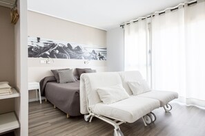 Estudio ejecutivo (4 pax) | Escritorio, espacio para trabajar con laptop y insonorización 