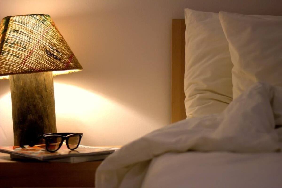 Eenvoudige kamer | Verduisterende gordijnen, gratis babybedden, beddengoed