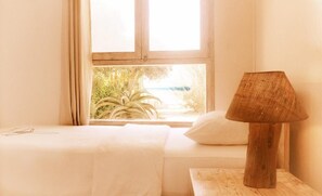 Rideaux occultants, lits bébé (gratuits), draps fournis