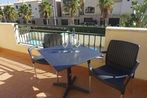 تناول الطعام بالخارج