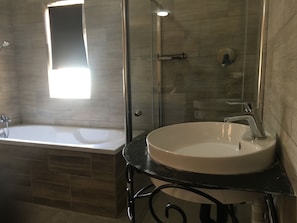 Habitación ejecutiva | Baño | Regadera, regadera tipo lluvia, amenidades de baño de diseñador