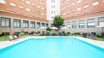 Una piscina al aire libre de temporada