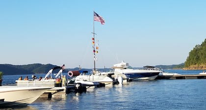 Lake Cumberland Hideaway #2-1 Mile above Jtown Marina! Boat Parking & Fire Pit!