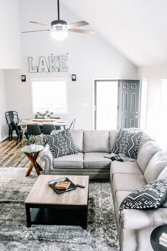 Lake Cumberland Hideaway #2-1 Mile above Jtown Marina! Boat Parking & Fire Pit!