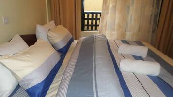 28 quartos, ferros/tábuas de passar roupa, Wi-Fi, roupa de cama