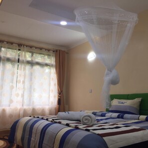 28 habitaciones, tabla de planchar con plancha, wifi y ropa de cama 