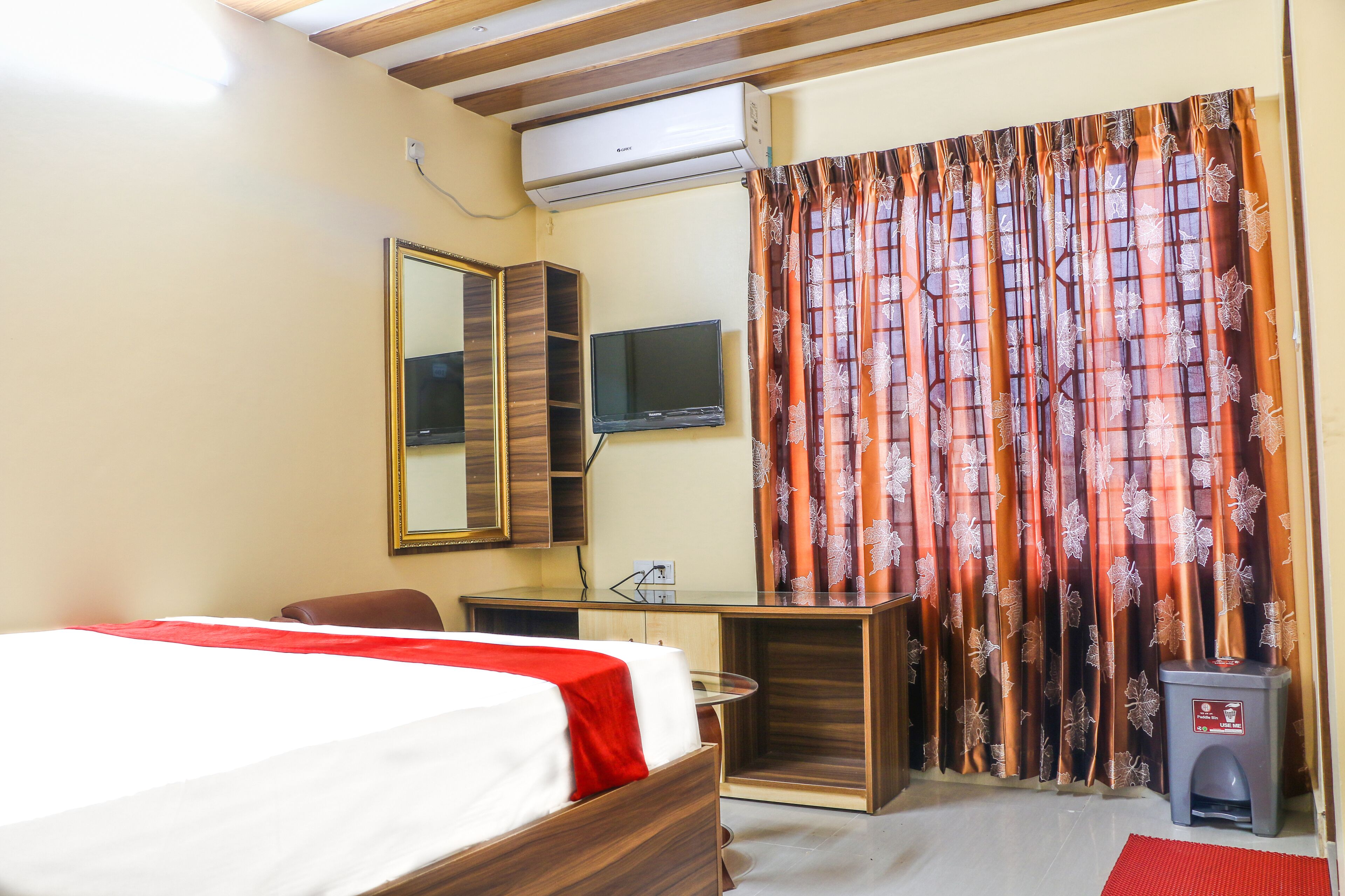 deluxe couple room | down duvets, pillow-top beds, desk, free wifi