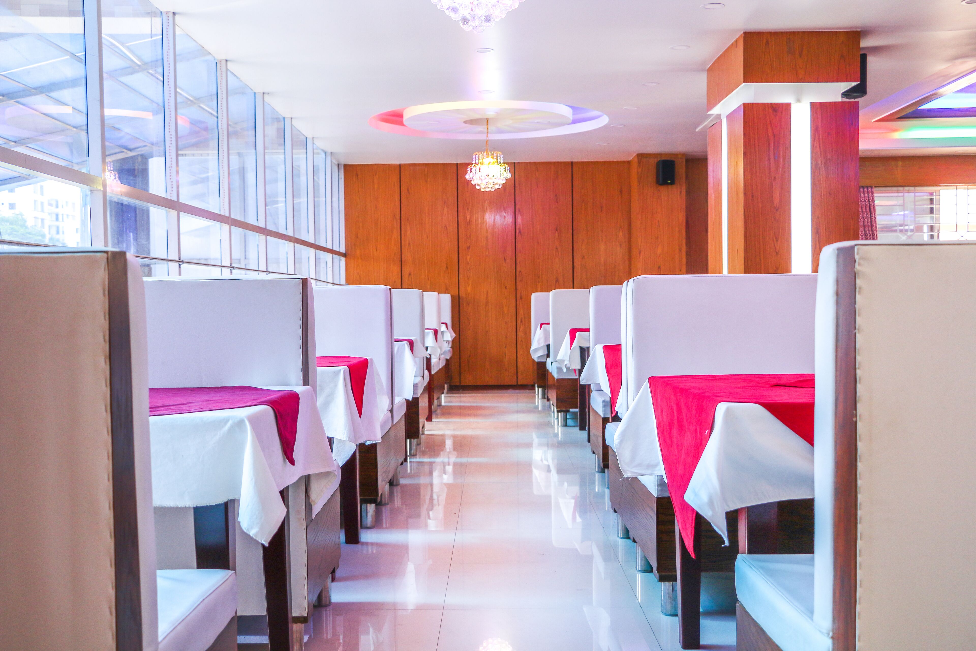 2 restaurants, lunch served