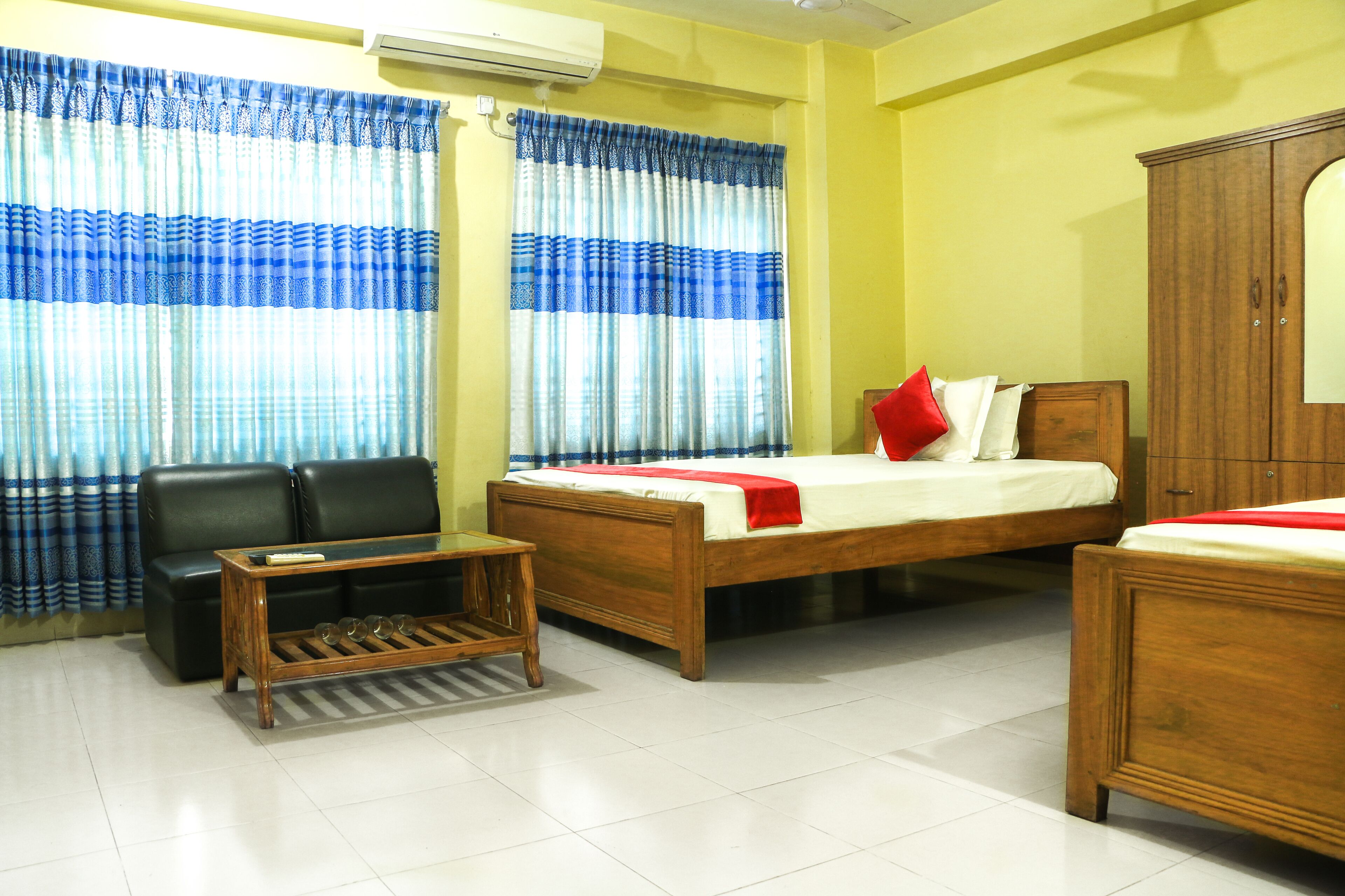 four bed ac | down duvets, pillow-top beds, desk, free wifi