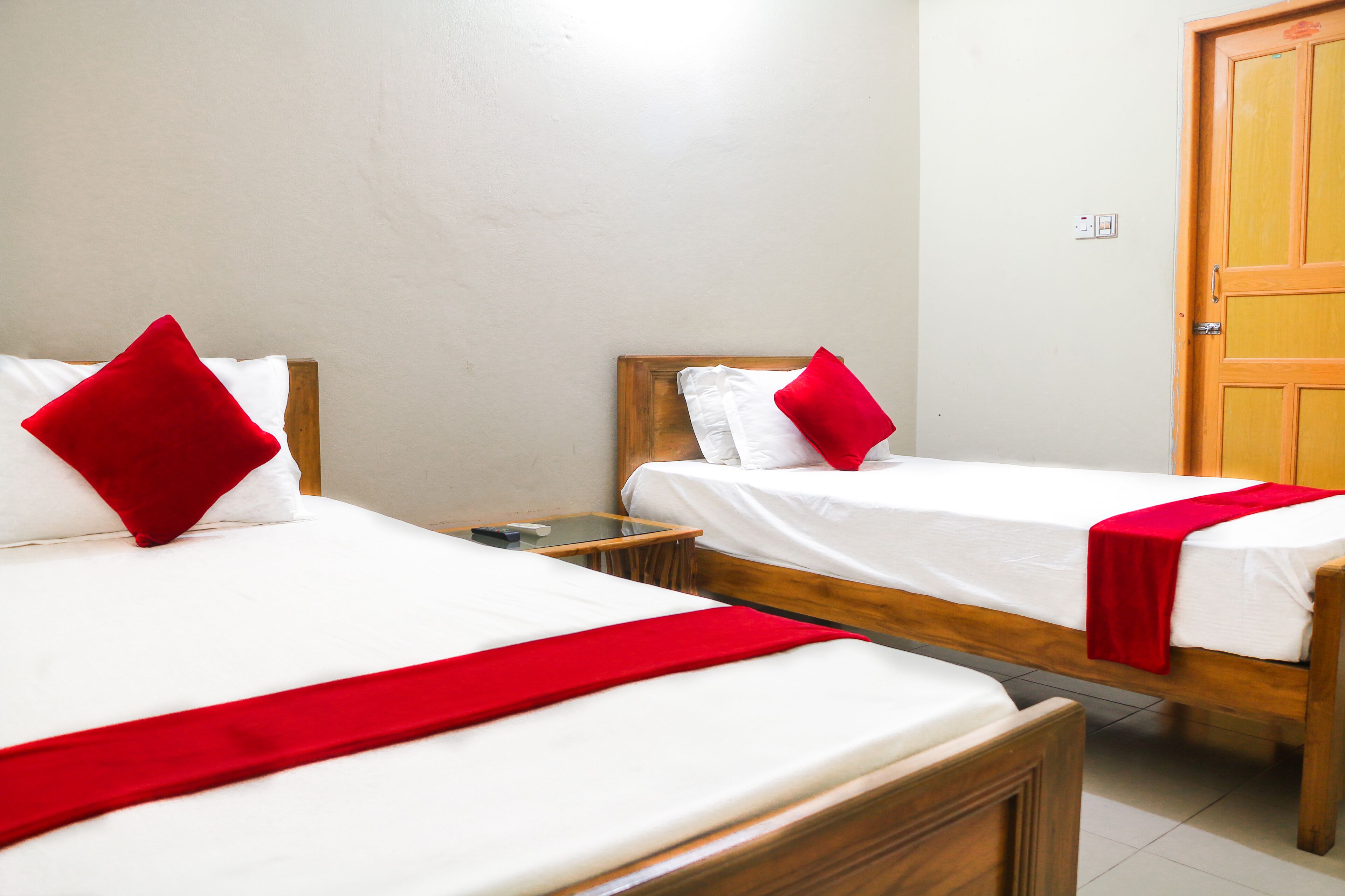 twin room ac | down duvets, pillow-top beds, desk, free wifi