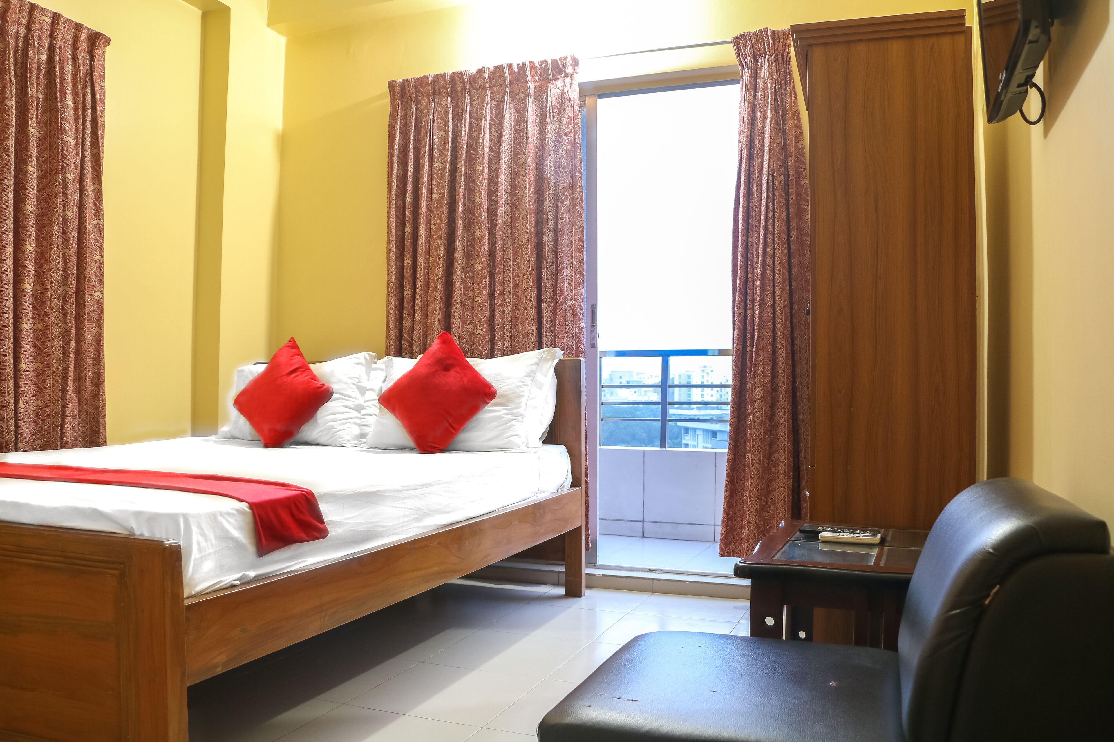 standard double room | down duvets, pillow-top beds, desk, free wifi