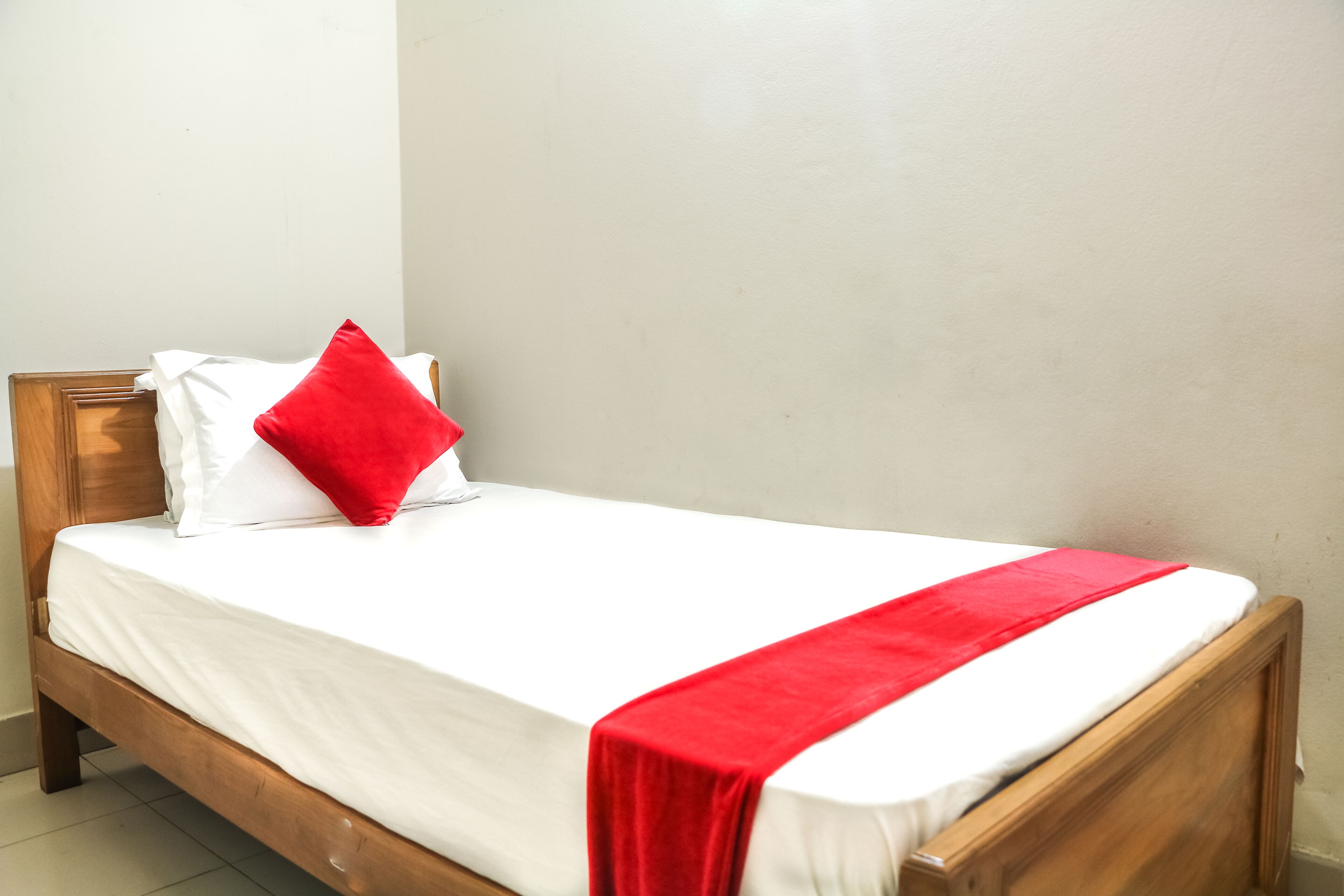 single room ac | down duvets, pillow-top beds, desk, free wifi