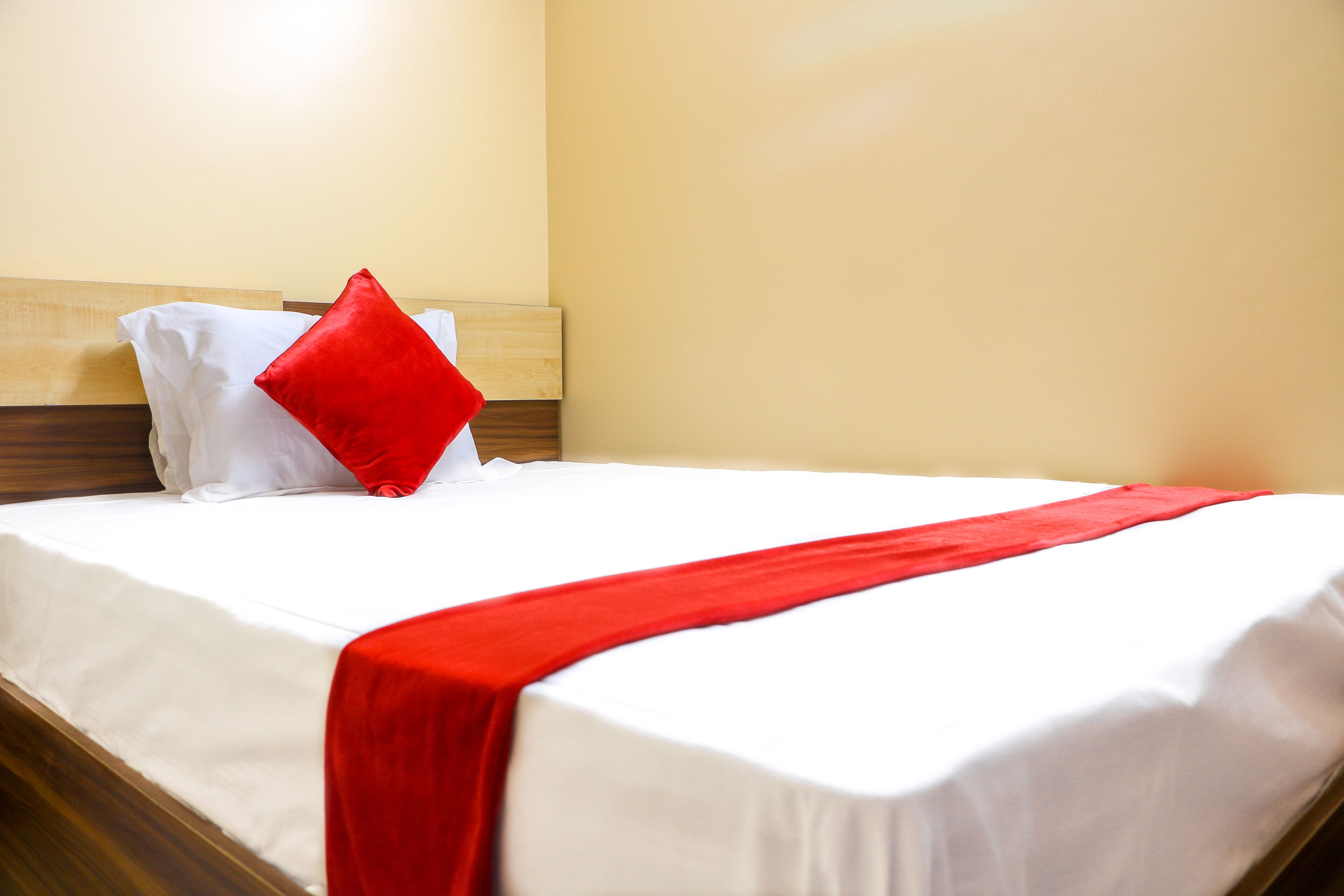 deluxe couple room | down duvets, pillow-top beds, desk, free wifi