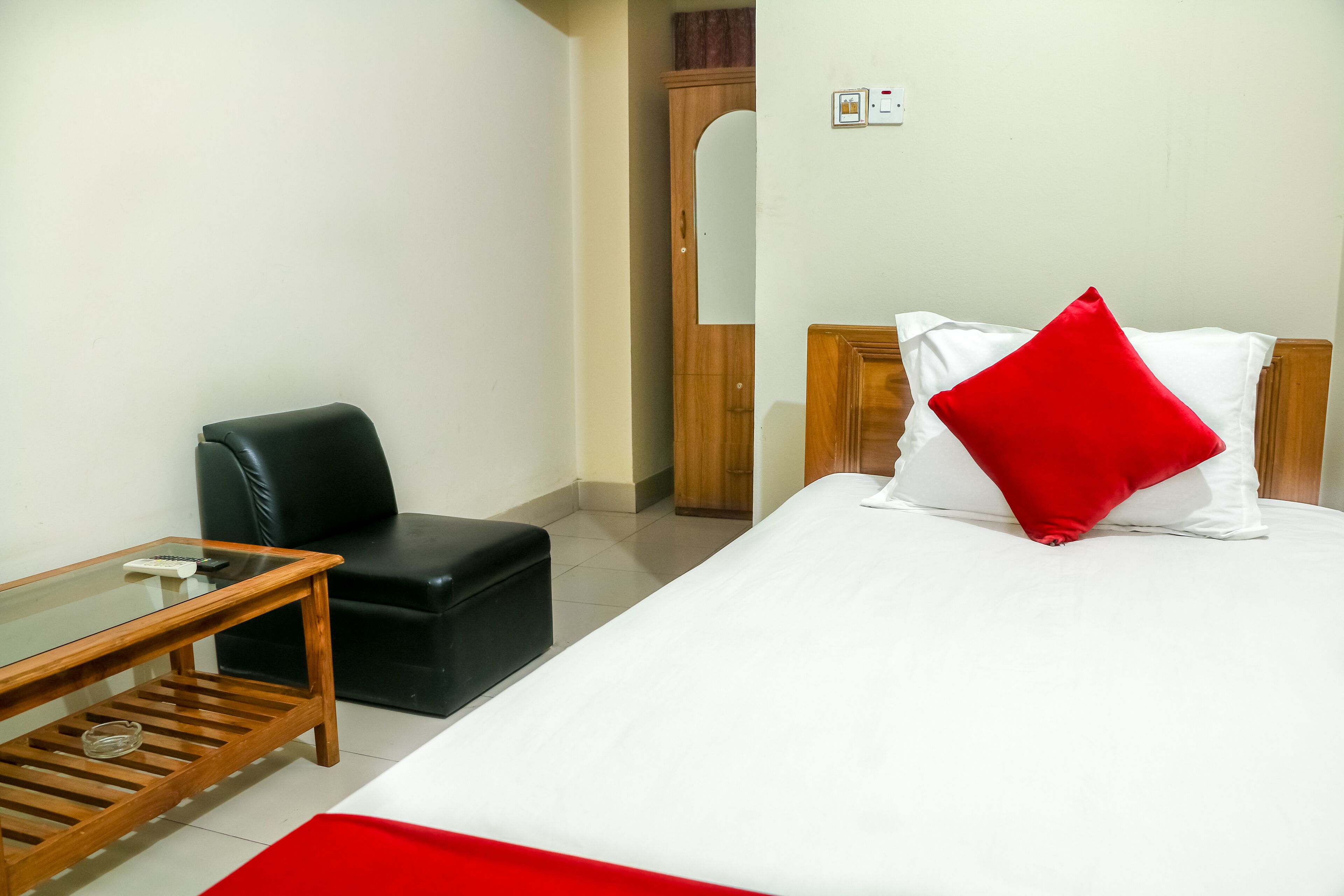 single room ac | down duvets, pillow-top beds, desk, free wifi