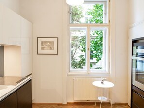 Mikrowelle, Ofen, Geschirrspüler, Kochgeschirr/Geschirr/Besteck