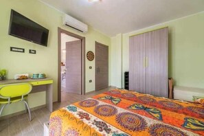 Desk, laptop workspace, free WiFi - L'Arcobaleno Di Chia (Domus de Maria)