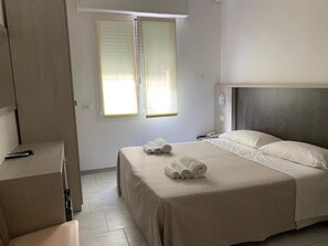 Minibar, in-room safe, desk, free WiFi - Hotel Chery (Cervia)
