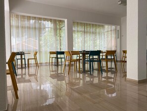 Café da manhã com buffet grátis todos os dias