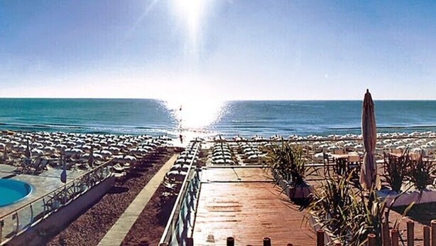 Un resort con varias piscinas, una zona de playa y vista al océano.