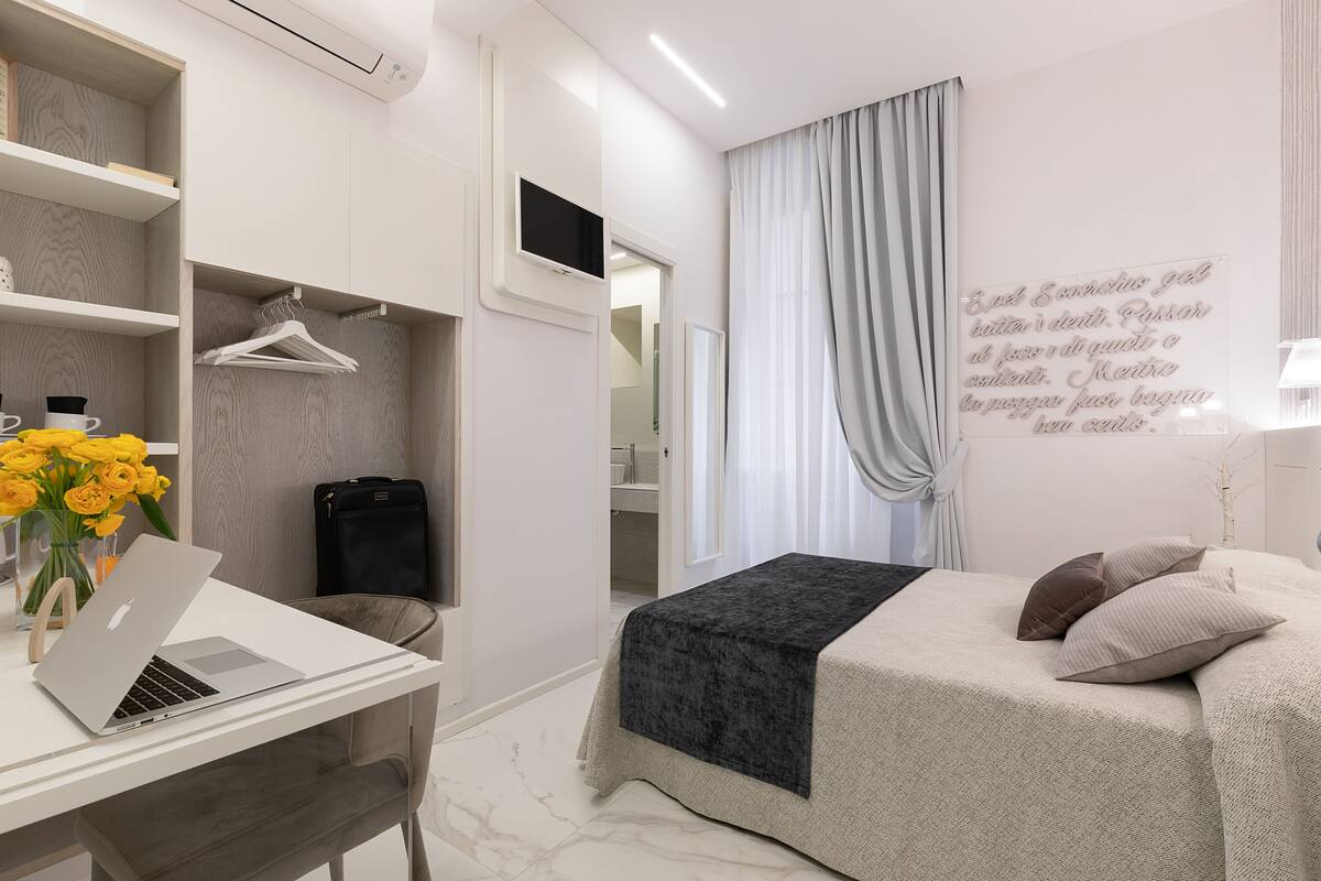 Single Room (GuestHouse) | Soundproofing, iron/ironing board (on request), free WiFi