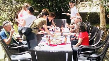 حيث تُقدم وجبات الإفطار، الغداء، العشاء، خيارت الطبخ المحلي والعالمي