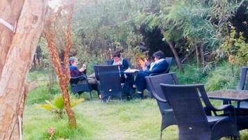 حيث تُقدم وجبات الإفطار، الغداء، العشاء، خيارت الطبخ المحلي والعالمي