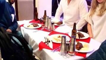 حيث تُقدم وجبات الإفطار، الغداء، العشاء، خيارت الطبخ المحلي والعالمي