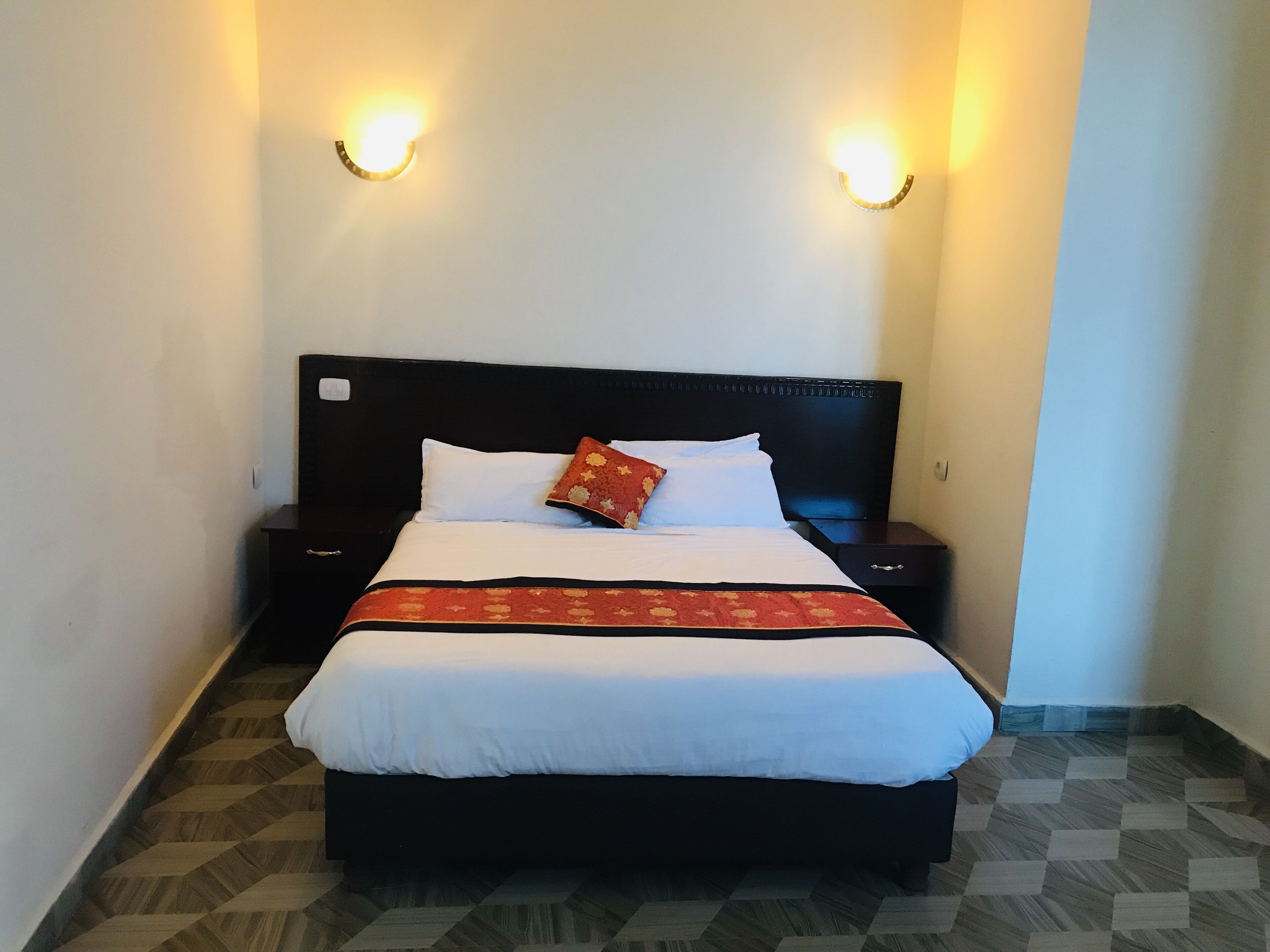 Habitación básica doble | Escritorio, espacio para trabajar con laptop y cortinas blackout 