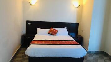 Habitación básica doble | Escritorio, espacio para trabajar con laptop y cortinas blackout