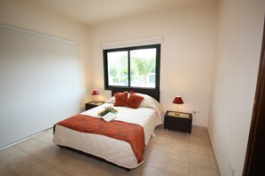 3 chambres, coffres-forts dans les chambres, fer et planche à repasser