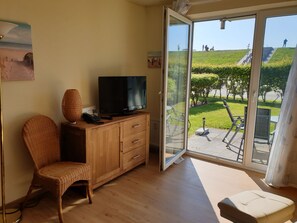 Smart-TV, DVD-Player, Bücher, Stereoanlage