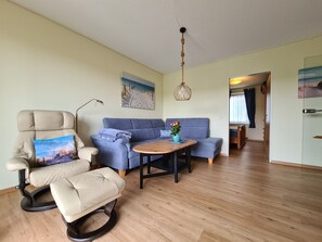 Smart-TV, DVD-Player, Bücher, Stereoanlage