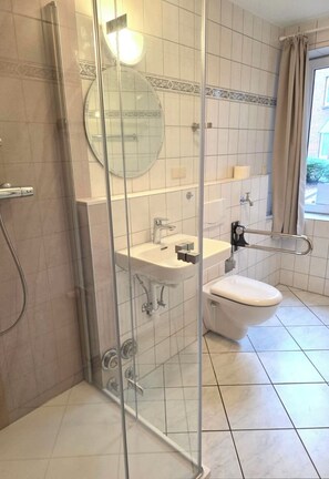 Shower, hair dryer - Residence on the sandy beach-EG-barrier-free-terrace-50m from the "water's edge" (Norden)