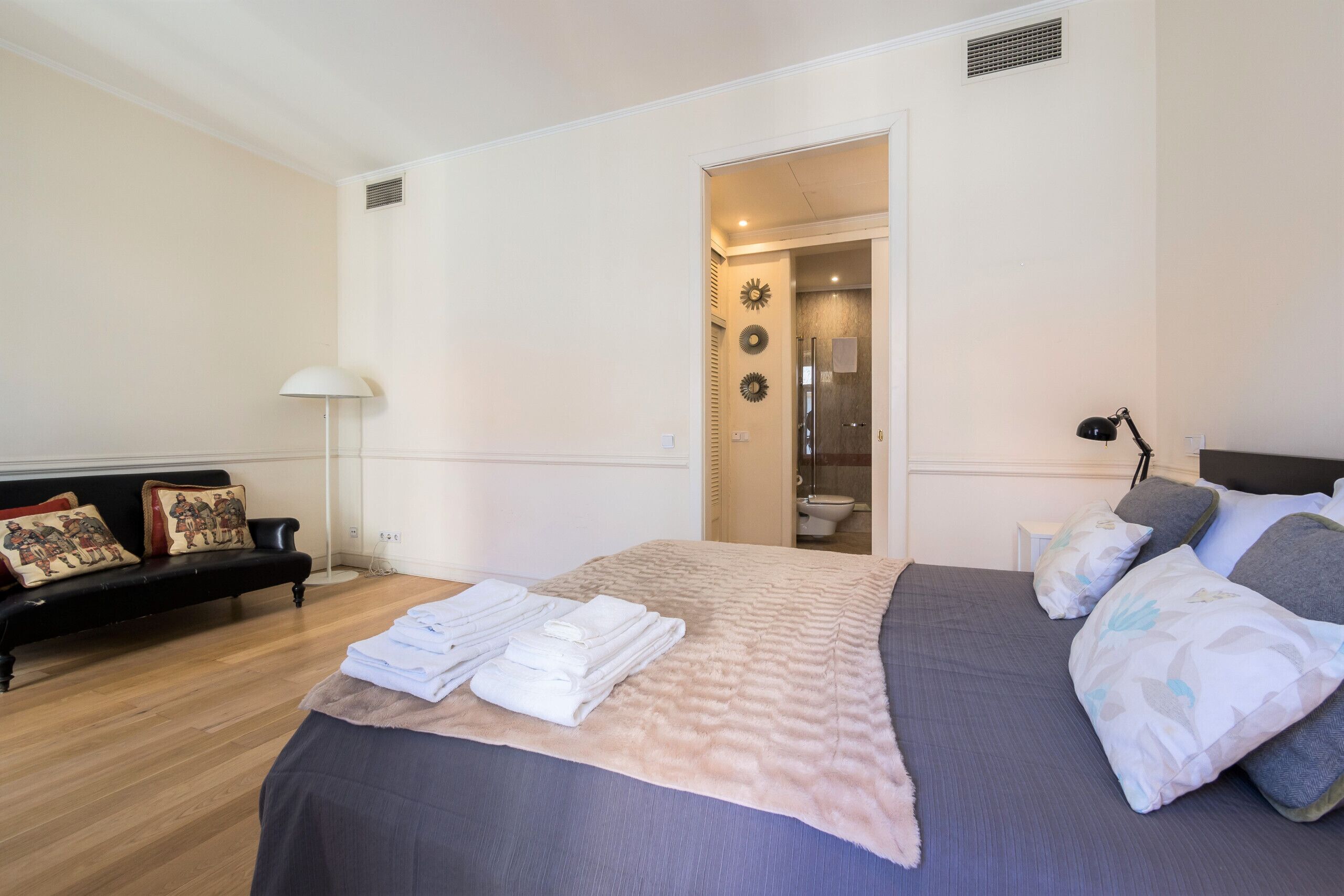 Tabla de planchar con plancha, wifi gratis, ropa de cama