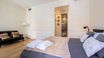 Tabla de planchar con plancha, wifi gratis, ropa de cama