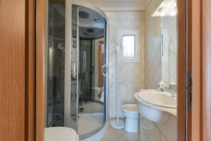 Apartamento standard, 3 quartos (Appartamento 1) | Banheiro | Chuveiro 