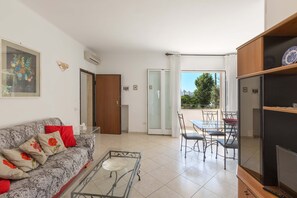 Chambre Standard, 3 chambres (Appartamento 3) | Coin séjour | Télévision