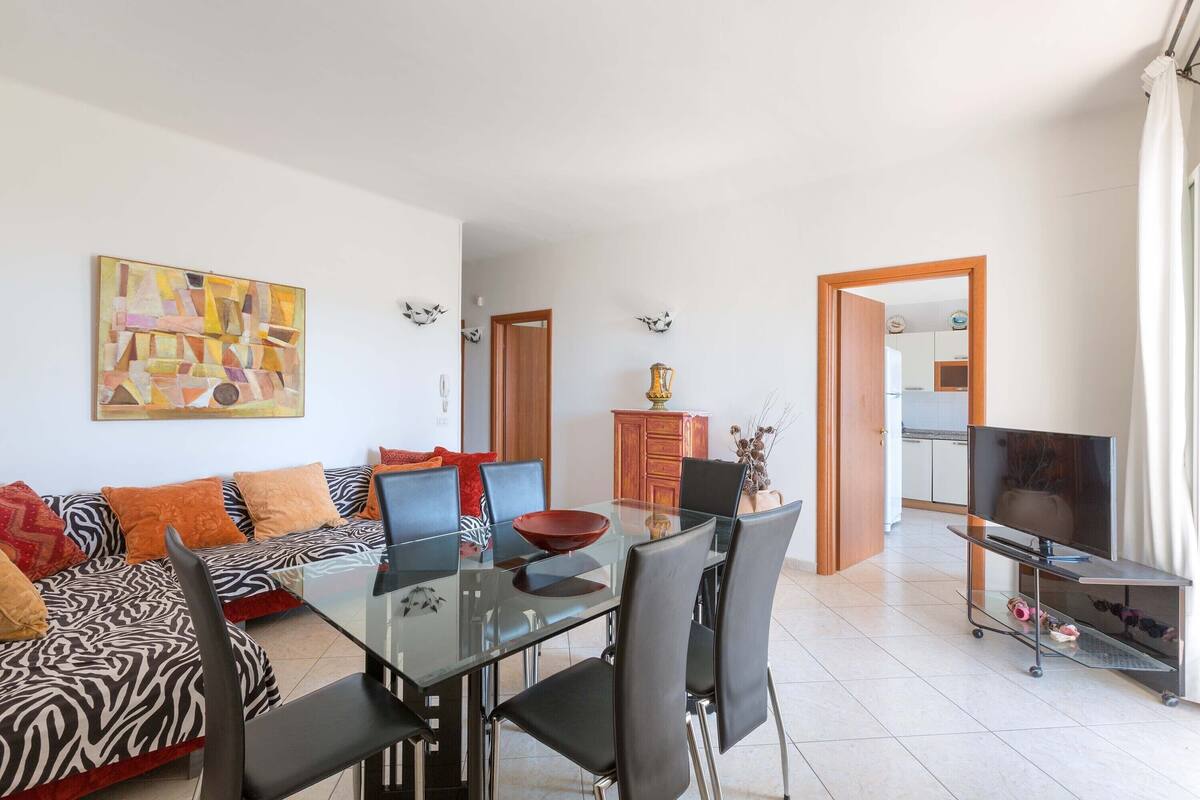 Apartamento estándar, 3 habitaciones (Appartamento 4) | Zona de estar | Una televisión