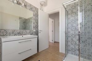 Casa estándar, 3 habitaciones | Baño | Regadera y bidet 