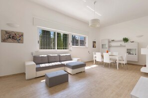 Casa Standard, 3 camere da letto | Soggiorno | TV a schermo piatto