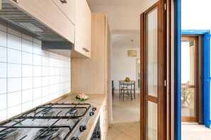 Standard House, 2 Bedrooms | Private kitchen | Fridge, oven, stovetop, cookware/dishes/utensils - Villino Mercurio - Chiusurelle B2/47 (Porto Cesareo)