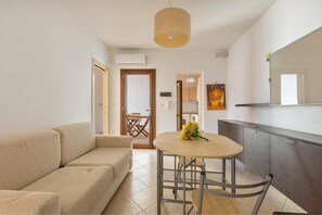 Casa Standard, 2 camere da letto | Area soggiorno | TV a schermo piatto