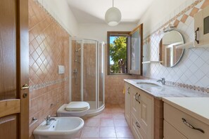 Comfort House, 5 Bedrooms | Bathroom | Shower, hair dryer - Villa Mila (Morciano di Leuca)