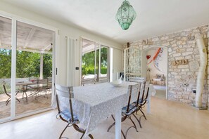 Comfort House, 3 Bedrooms | In-room dining - Trullino Cavallerizza (Ostuni)