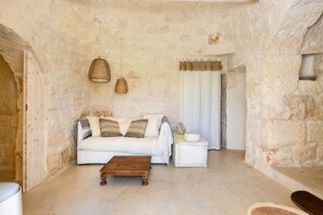 Maison Confort, 3 chambres | Salle de séjour | Télévision